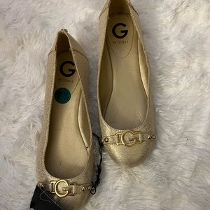 New with tags gold Guess flats wirh beautiful metallic detail size 7.5